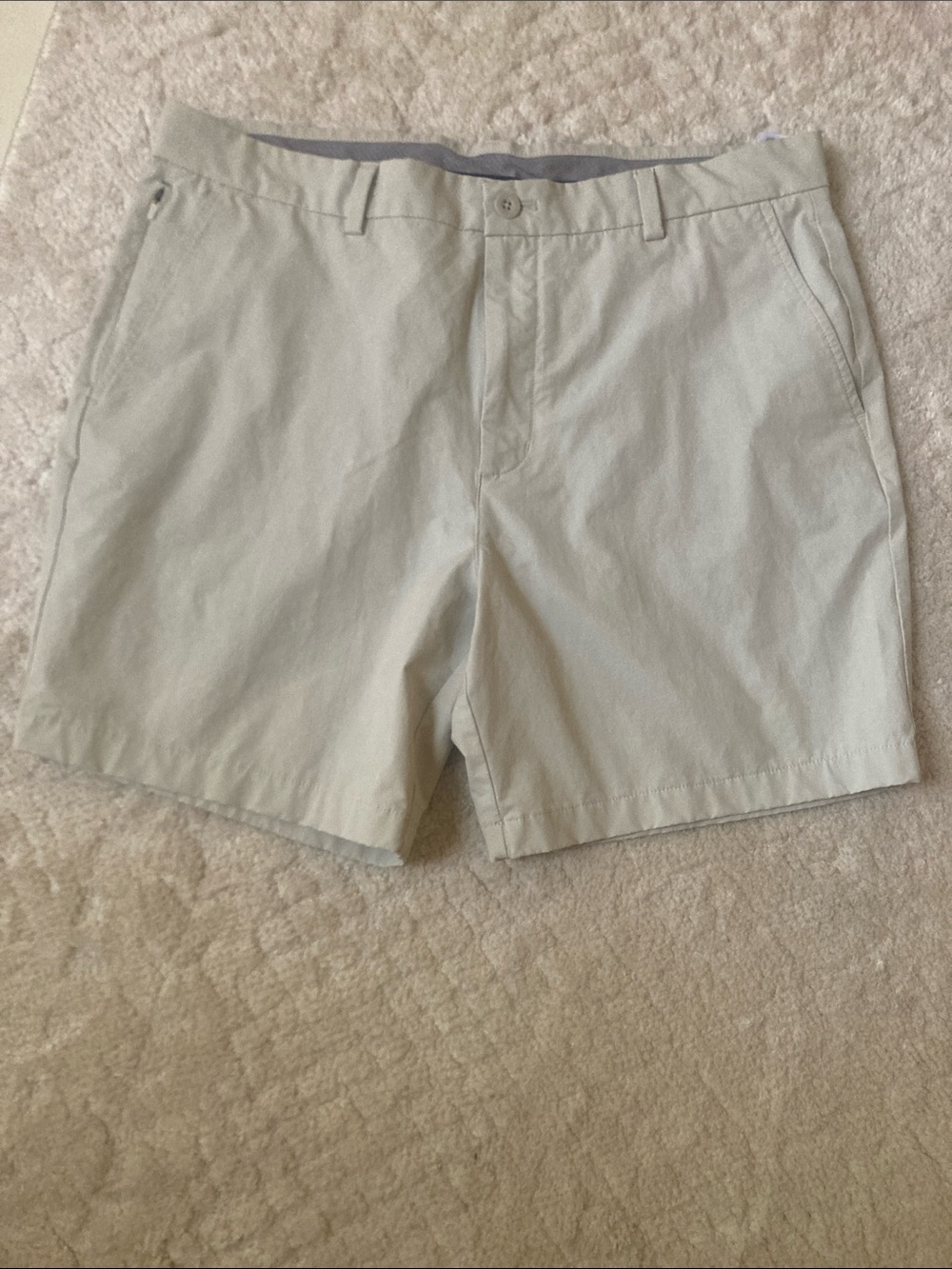 Vineyard Vines men’s tan shorts